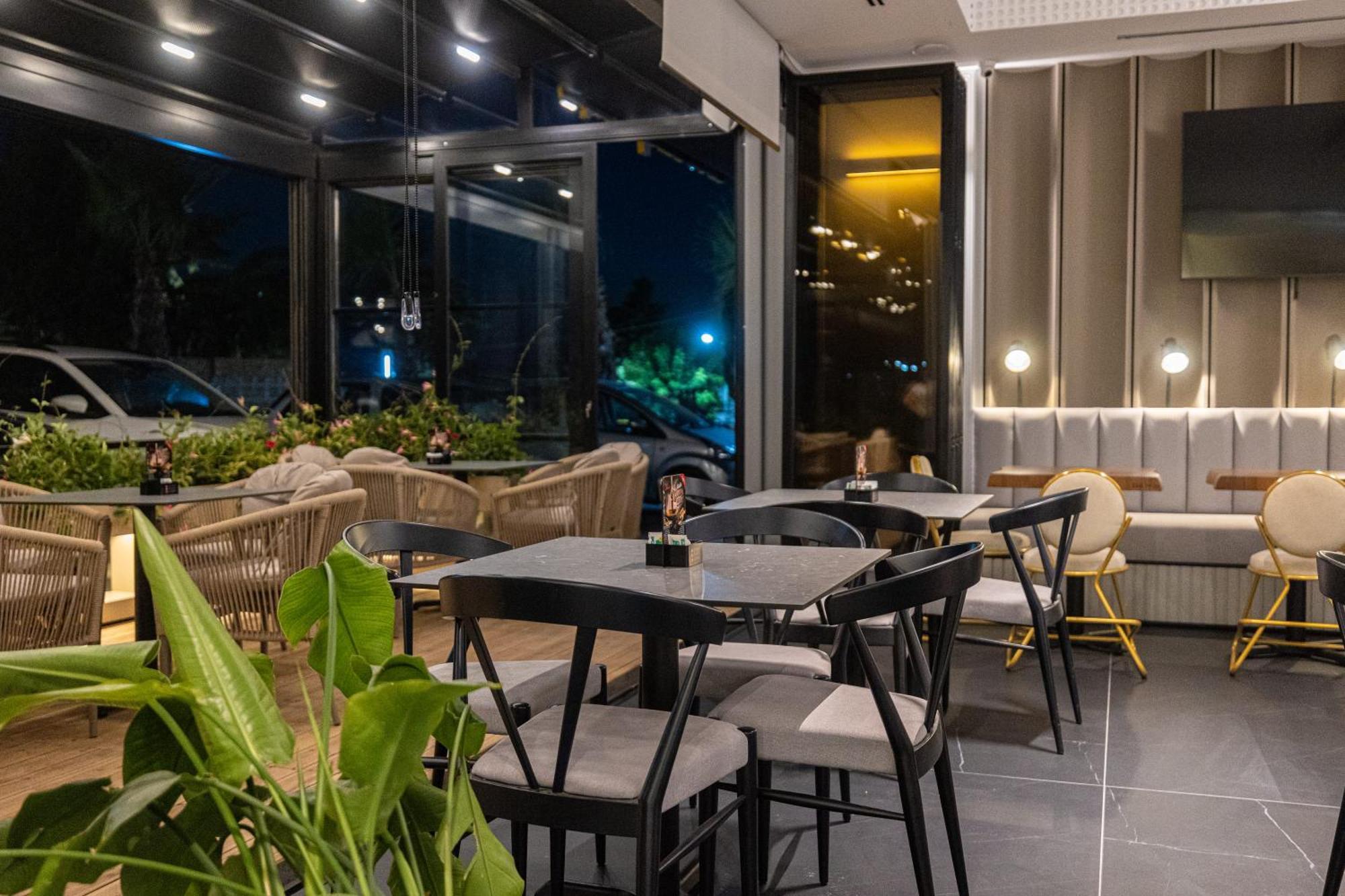 Diora'S Hotel And Apartments Vlore Bagian luar foto