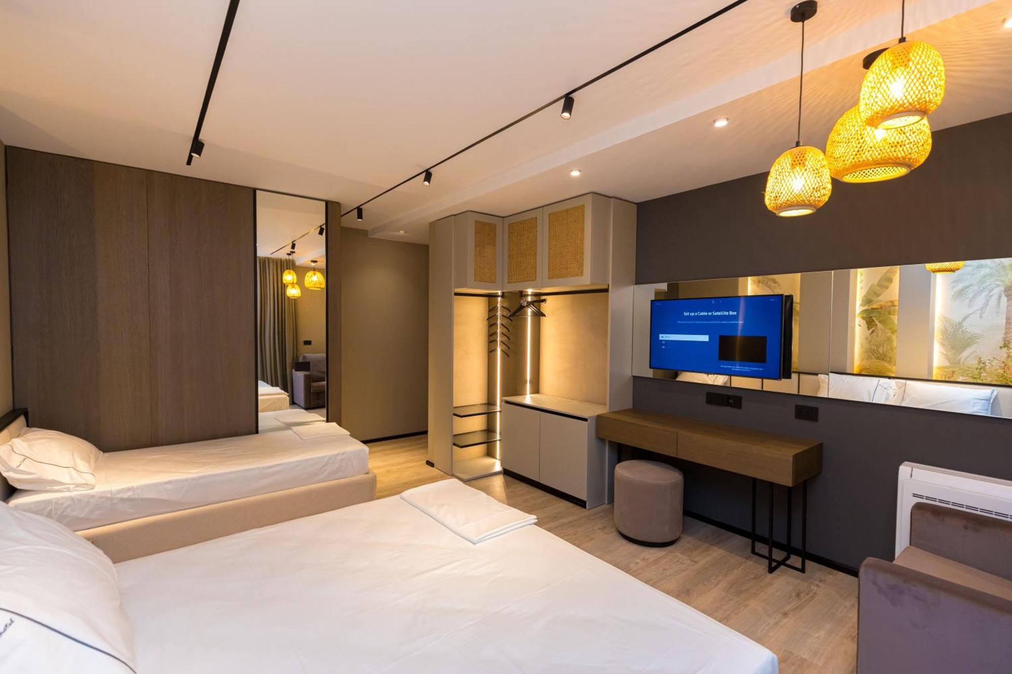 Diora'S Hotel And Apartments Vlore Bagian luar foto